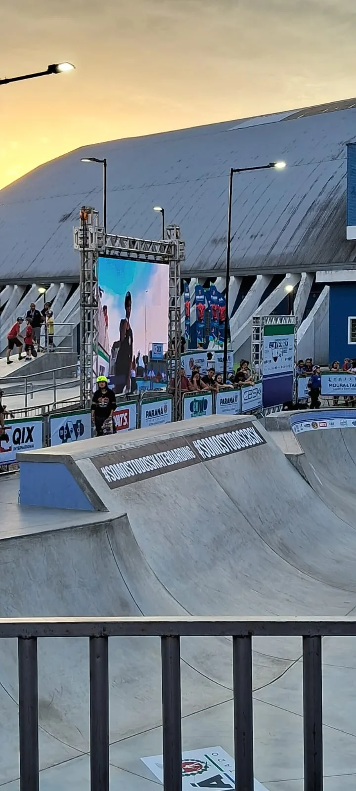 Painel de LED outdoor exibindo placar e cronômetro em tempo real durante competição.