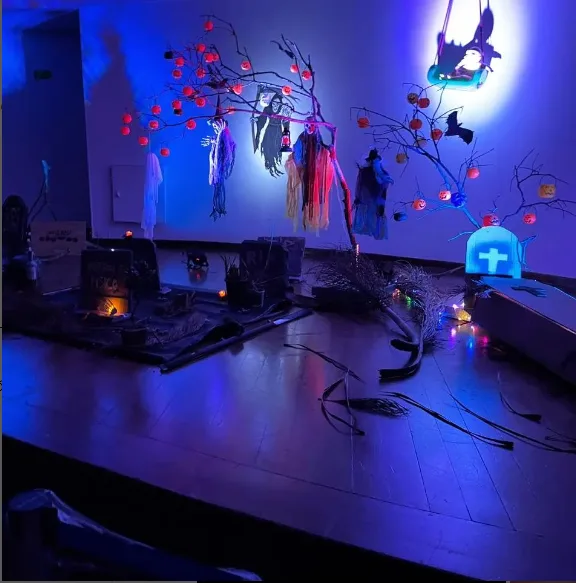 Efeitos especiais de iluminação temática roxa e verde com máquina de fumaça para festa.