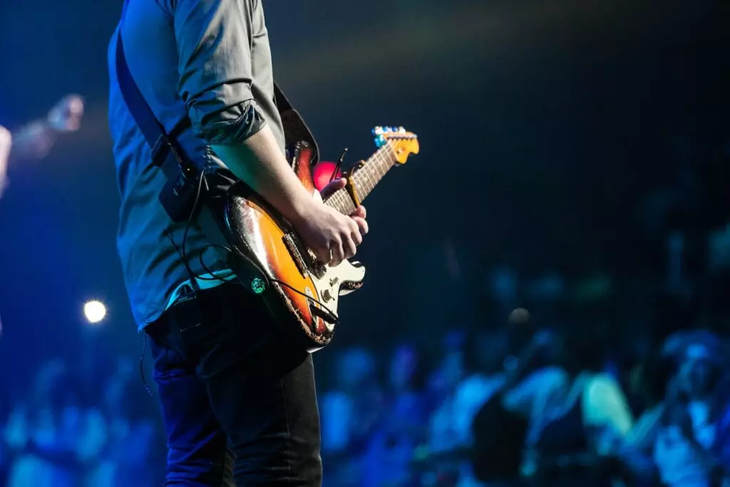 Caixas de som line array montadas nas laterais do palco durante evento em Curitiba