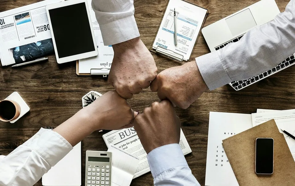 Notebooks corporativos configurados para credenciamento
